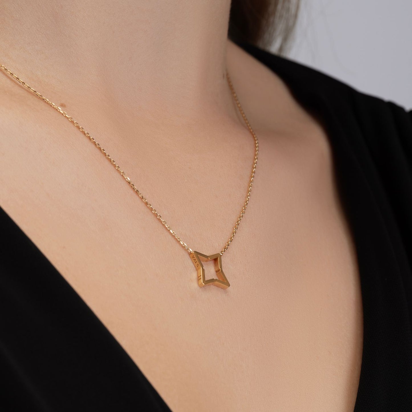 Vals Icon Gold Necklace