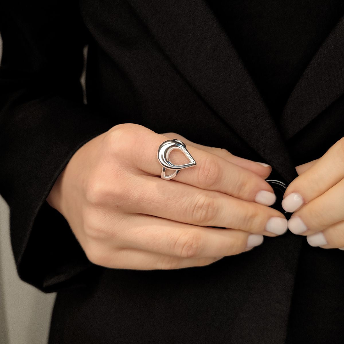 Aeris Loop White Gold Ring