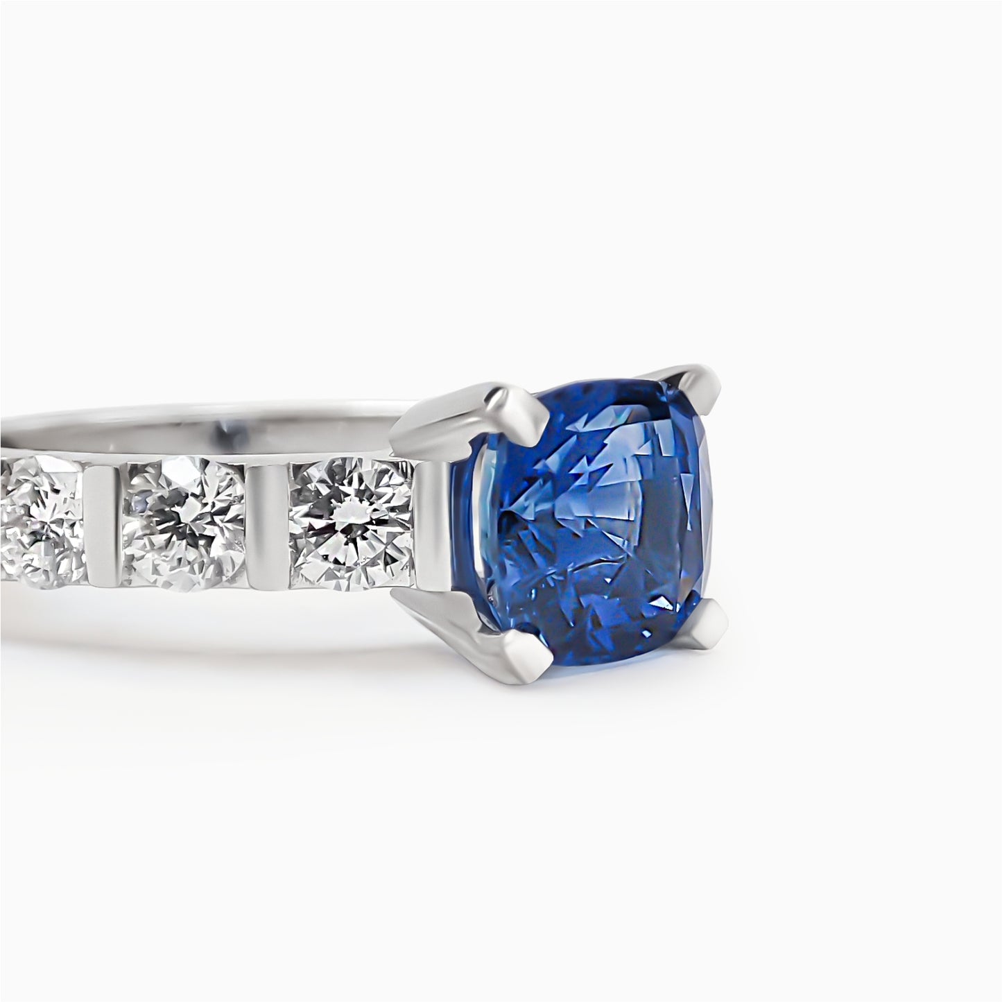 Canlı Mavi Safir Yüzük