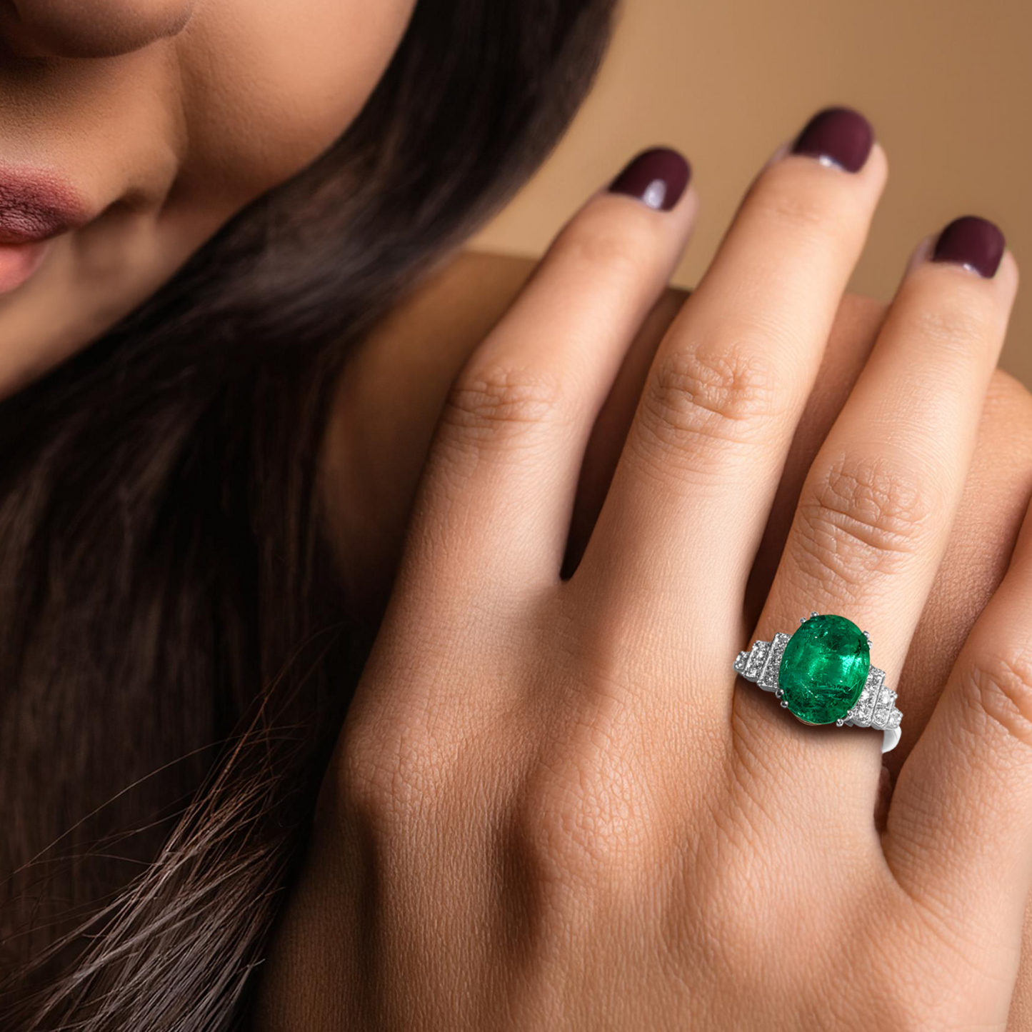 Oval Kesim Zümrüt Pırlanta Yüzük